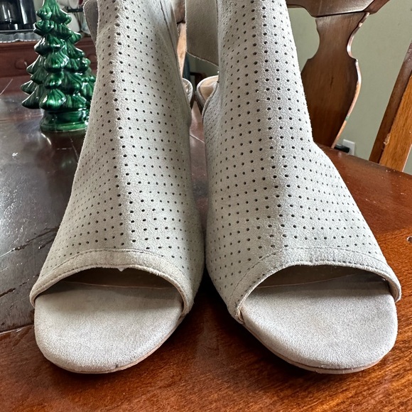 ADAM TUCKER Rowan perforated open toe Sandals 3" heel size 10 - Picture 6 of 7